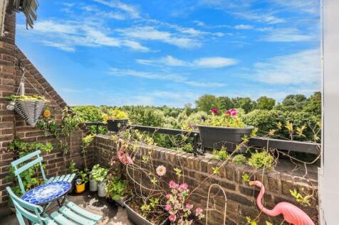 Augustus Close, Brentford TW8 3 bed flat for sale
