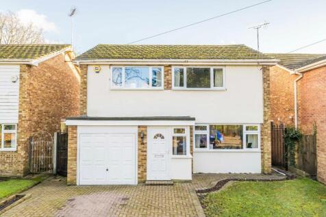 Wensleydale Gardens, Hampton TW12 3 bed detached house for sale