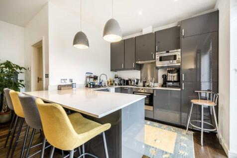 Kingsway Business Park, Hampton TW12 2 bed flat for sale