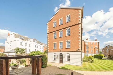 Queens Reach, East Molesey KT8 2 bed flat for sale
