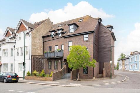 High Street, Hampton TW12 3 bed flat for sale