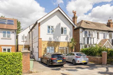 Broad Lane, Hampton TW12 3 bed flat for sale