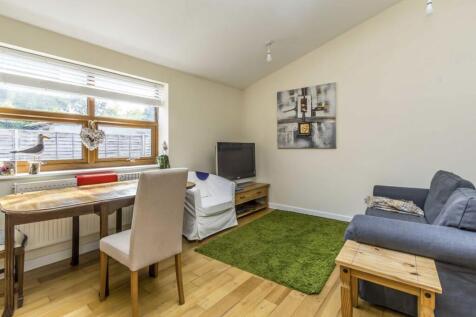 Stableyard Mews, Teddington TW11 1 bed flat for sale