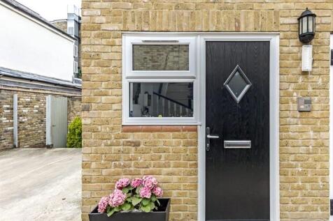 High Street, Teddington TW11 1 bed flat for sale