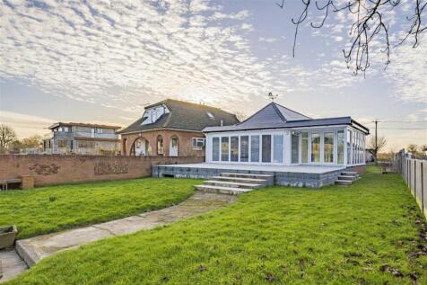 Laleham Reach, Chertsey KT16 4 bed bungalow for sale