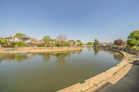 Summer Avenue, East Molesey KT8 3 bed semi