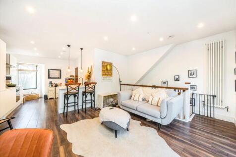 Kingston Road, London SW19 2 bed flat for sale