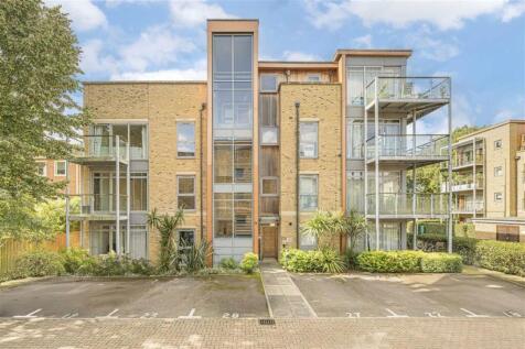 Southcott Road, Teddington TW11 2 bed flat for sale