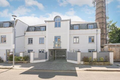 Pouparts Place, Twickenham TW2 2 bed flat for sale
