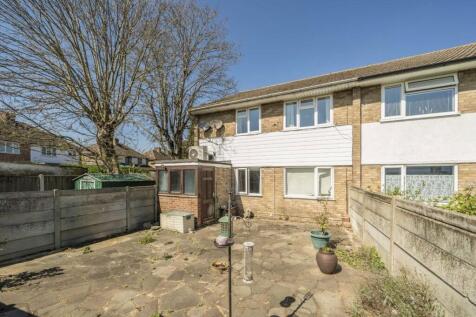 Littleton Road, Ashford TW15 2 bed maisonette for sale