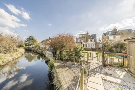 Linden Way, Shepperton TW17 3 bed semi