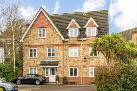 Hanworth Road, Hampton TW12 2 bed flat for sale