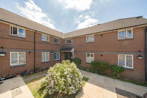 Chichester Close, Hampton TW12 2 bed flat for sale