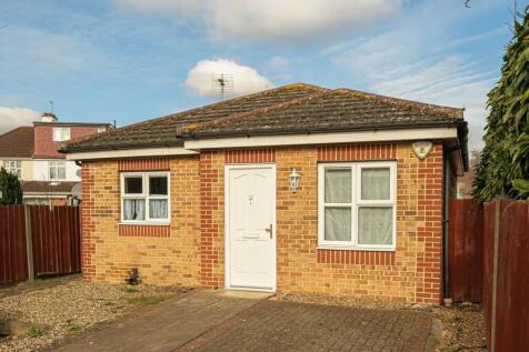 Garland Drive, Hounslow TW3 2 bed bungalow for sale