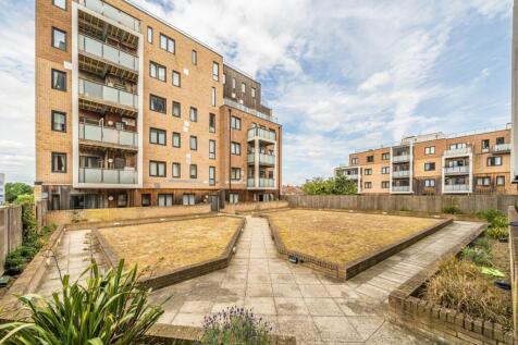 High Street, Hounslow TW3 1 bed flat for sale