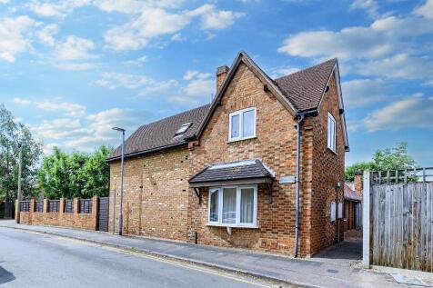 Bedford MK41 2 bed link detached house for sale