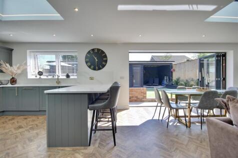 6 bedroom detached house for sale