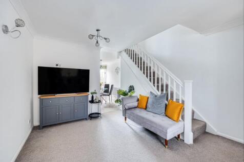 Chepstow Drive, Milton Keynes, MK3 2 bed terraced house for sale
