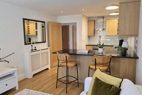 Poplar Road, Hinchley Wood, KT10 2 bed ground floor flat for sale