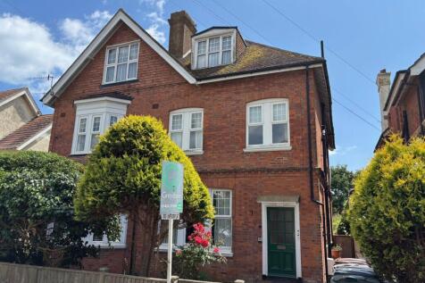 3 bedroom flat for sale