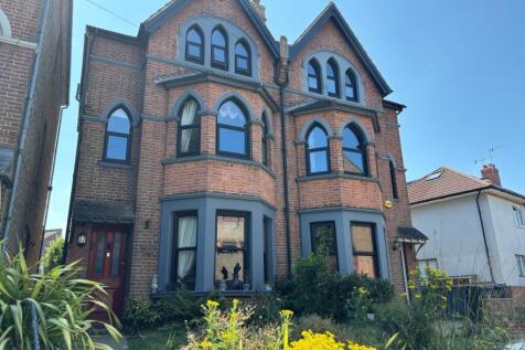 6 bedroom semi-detached house for sale