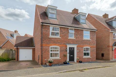 Aspen Gardens, Stotfold, Hitchin... 5 bed detached house for sale