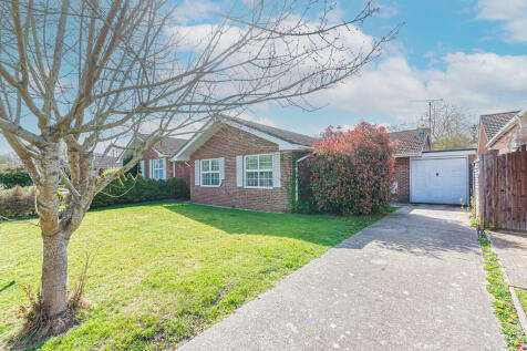 Yateley, Hants 3 bed detached bungalow for sale
