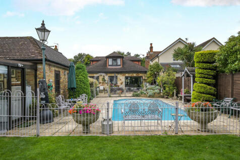 Guildford Road, Woking GU24 5 bed detached house for sale