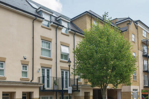 4 bedroom end of terrace house for sale
