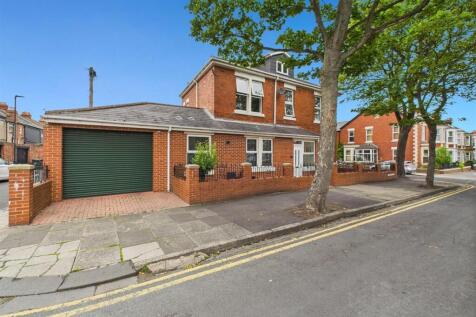 Eastbourne Gardens, Whitley Bay 5 bed semi
