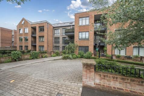 Holden Road, Woodside Park 2 bed flat for sale