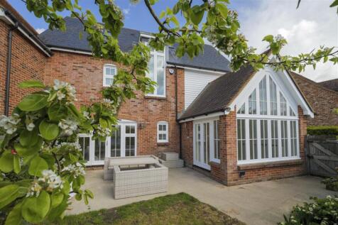 St Pauls Court, Lynstead 5 bed end of terrace house for sale