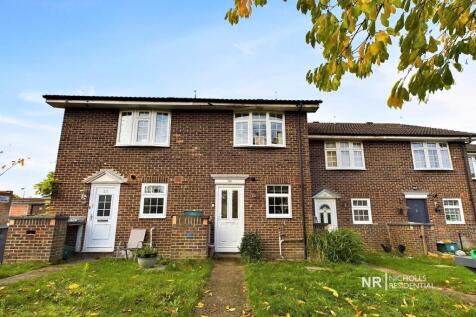 Cricketers Close, Chessington... 2 bed terraced house for sale