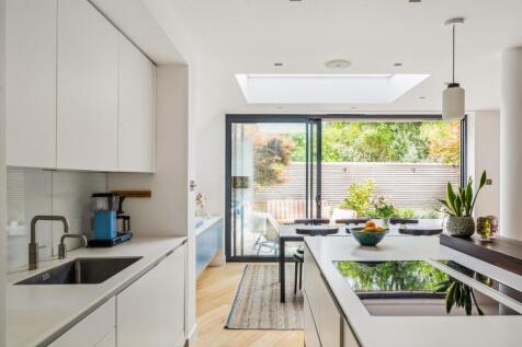 5 bedroom terraced house for sale