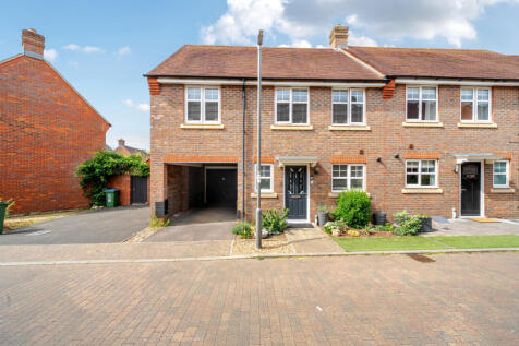 Walnut Tree Close, Buckingham MK18 3 bed semi