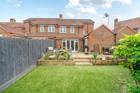 Walnut Tree Close, Buckingham MK18 3 bed semi