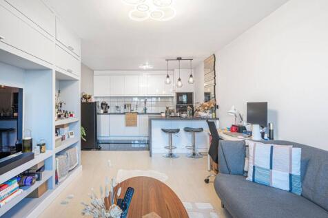 Heritage Avenue, Colindale, London, NW9 2 bed flat for sale