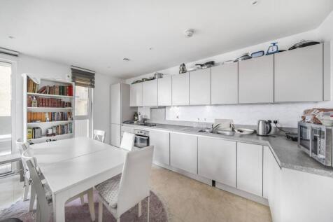 Moorhen Drive, Hendon, London, NW9 3 bed flat for sale
