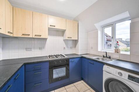 Swan Drive, Edgware, London, NW9 2 bed flat for sale