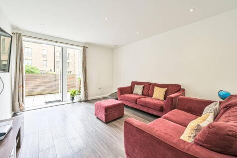 Charmille Avenue, Mill Hill, London, NW9 3 bed flat for sale