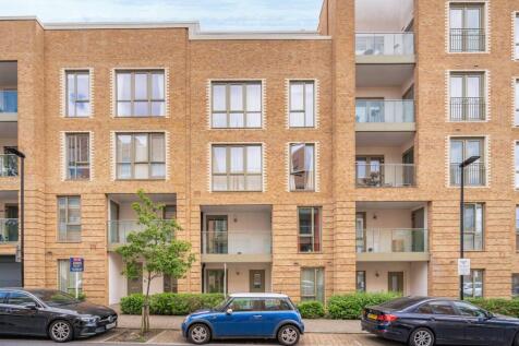 Charmille Avenue, Mill Hill, London, NW9 3 bed flat for sale