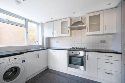 Holden Road, Woodside Park, London, N12 3 bed flat for sale