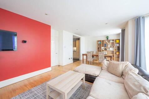 Royal Drive, Friern Barnet, London, N11 2 bed flat for sale