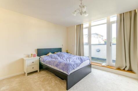 Peacock Close, Mill Hill East... 2 bed flat for sale