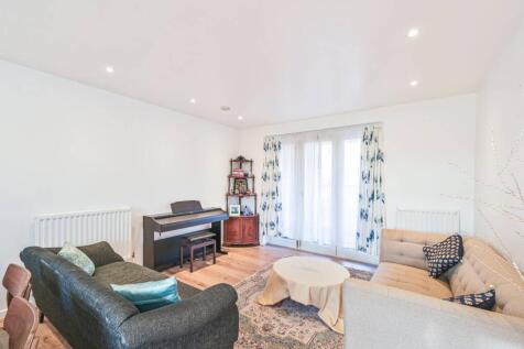 Ashridge Close, Finchley, London, N3 2 bed flat for sale