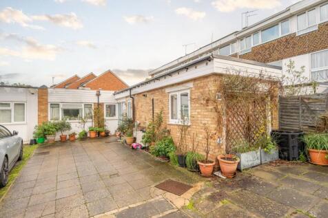 Stanhope Gardens, Mill Hill, London, NW7 3 bed bungalow for sale