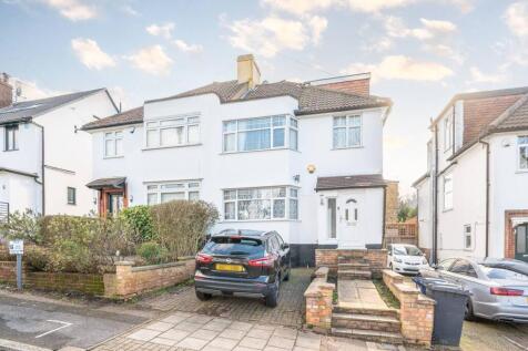 Wentworth Close, West Finchley... 4 bed house for sale
