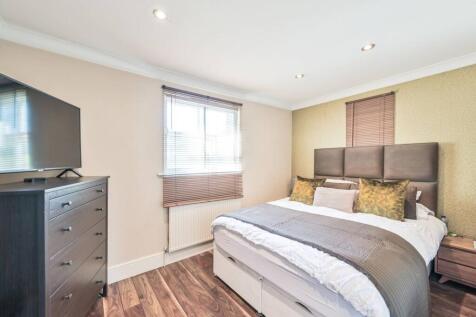 Great North Way, Mill Hill, London, NW4 2 bed flat for sale