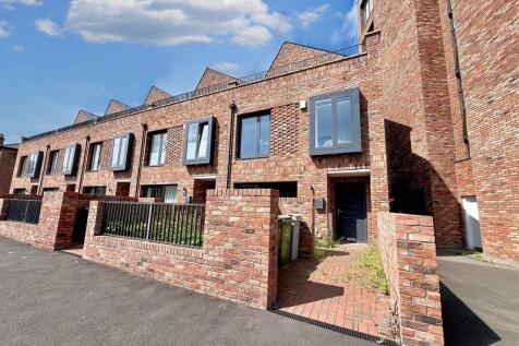 3 bedroom town house for sale