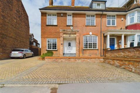 5 bedroom semi-detached house for sale